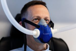 mezczyzna-noszacy-maske-tlenowa-podczas-zabiegu-w-komorze-hiperbarycznej